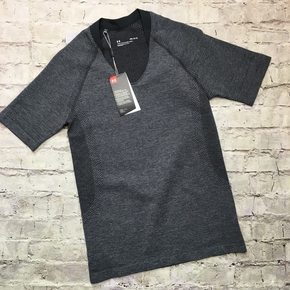 Under Armour Woman’s Golf Athletic Fitted Tee in Grey/Black